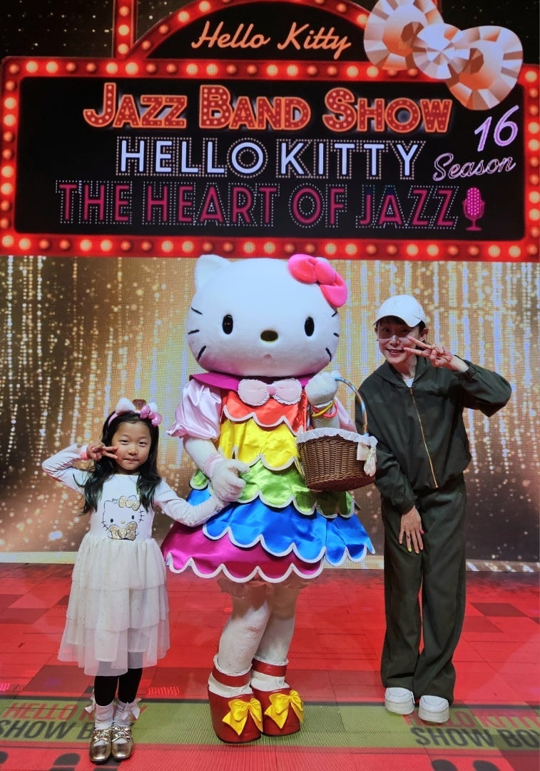小原正子 娘らと一緒に記念撮影