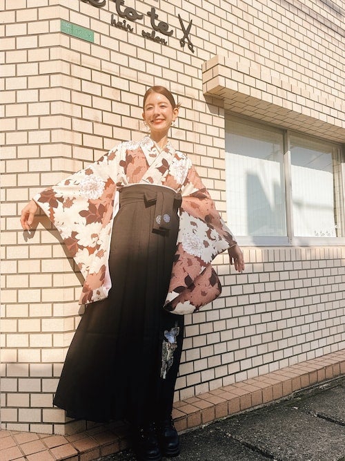 スザンヌ 刺繍の袴で大学の卒業式の画像