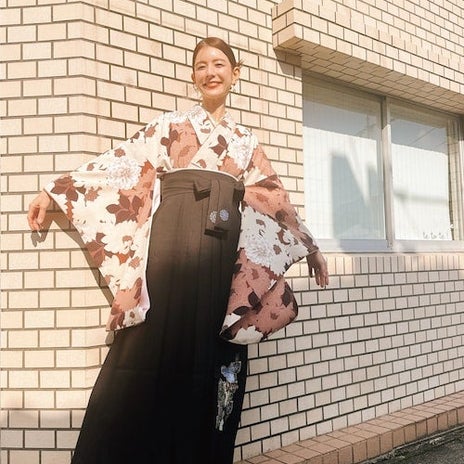 スザンヌ 刺繍の袴で大学の卒業式の画像