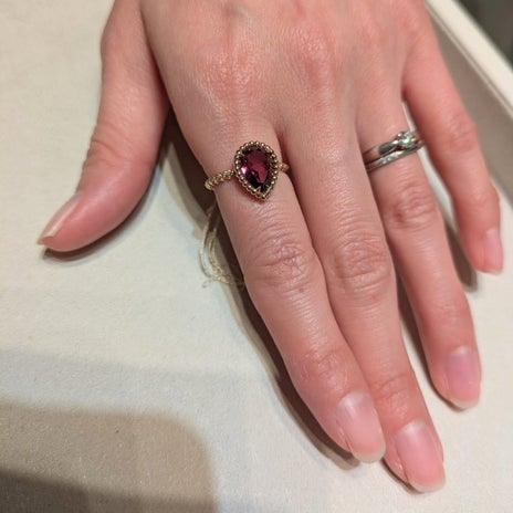 芸術作品のような素敵なリングの画像