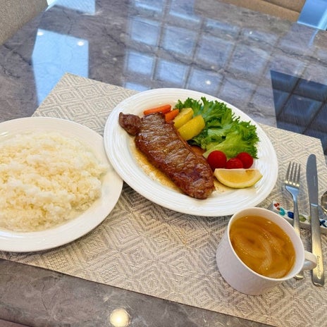 堀ちえみの夫 朝食に作った牛ステーキの画像