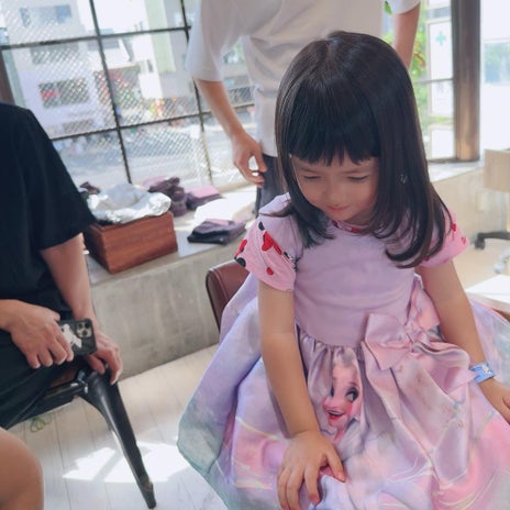 川崎希 初美容室で嬉しそうな娘の画像