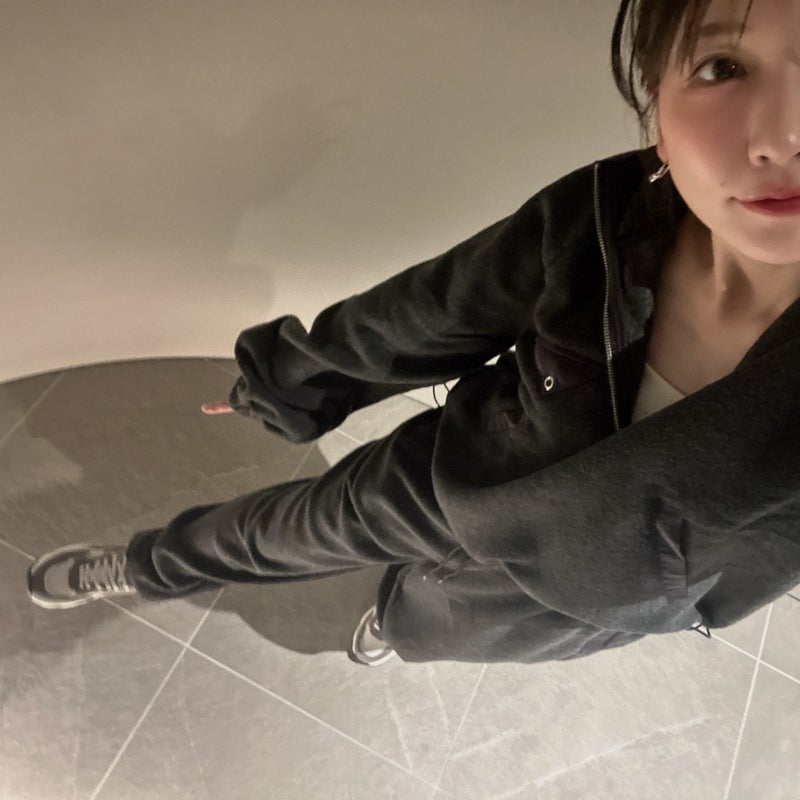 桃 長すぎる裾が原因で階段から転落の画像