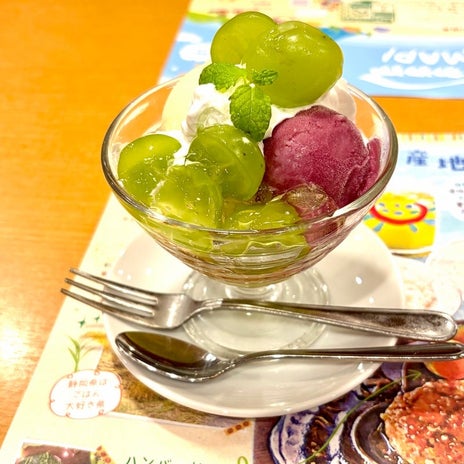 鉄板から勢いよく飛び跳ねたにんじんの画像