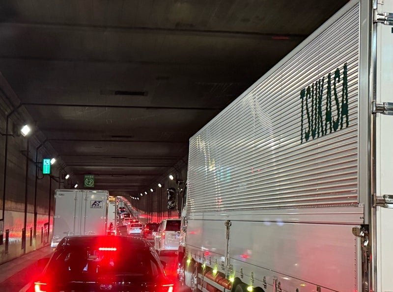 3連休初日のどこも混んでいる道の画像