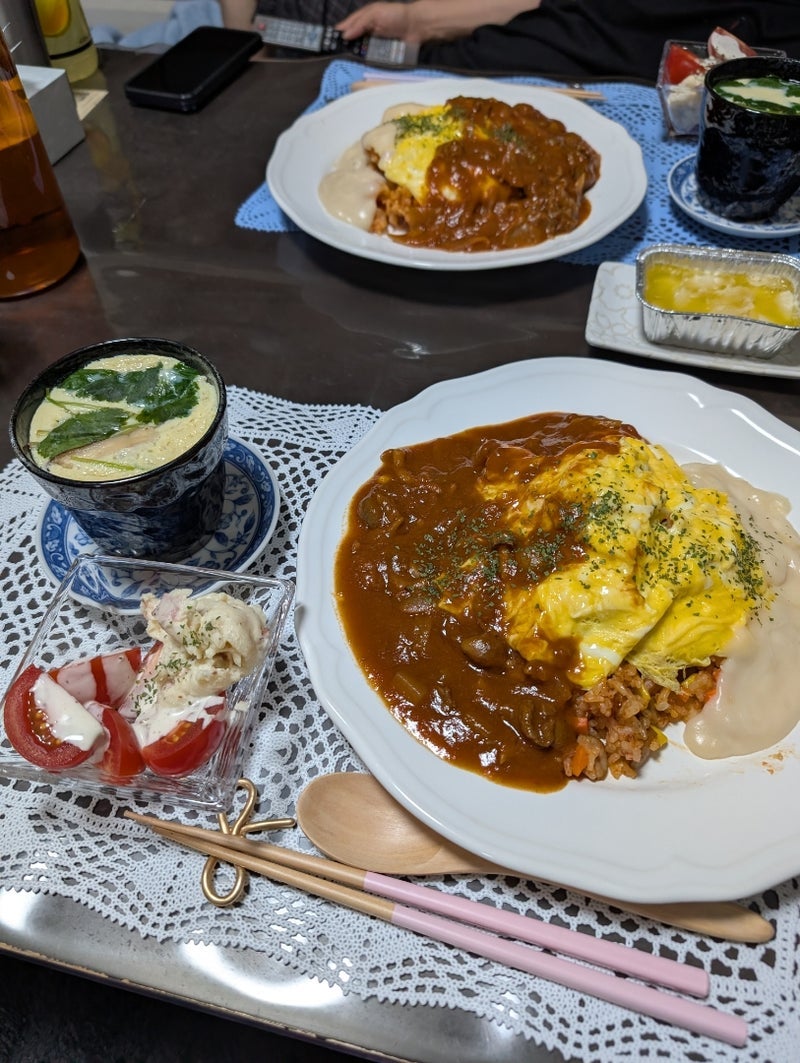 とろとろ卵のオムライスと茶碗蒸しの画像