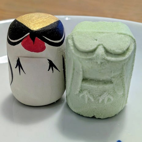 人形ではなく砂糖菓子のお土産の画像