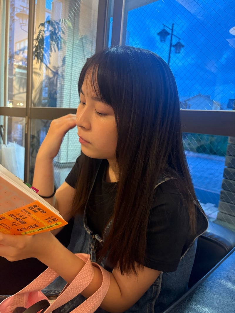 急に一緒の長さにした子の髪の毛の画像