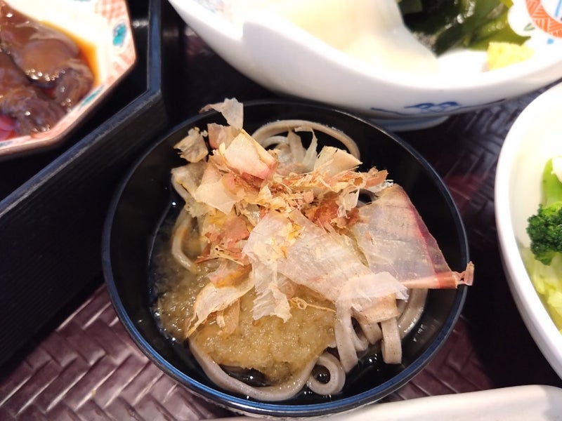 おろしそばもあるホテルの和定食の画像