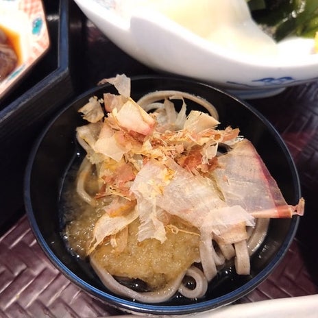おろしそばもあるホテルの和定食の画像