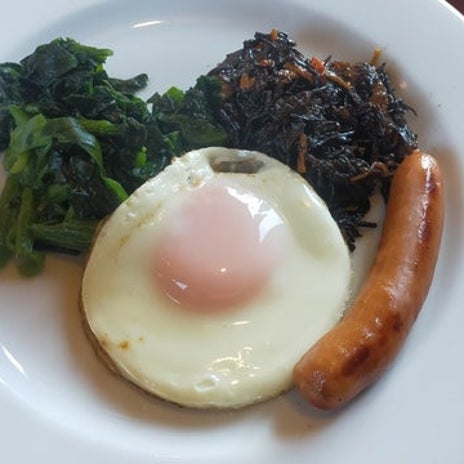 無料ポテトもセットの目玉焼き朝食の画像