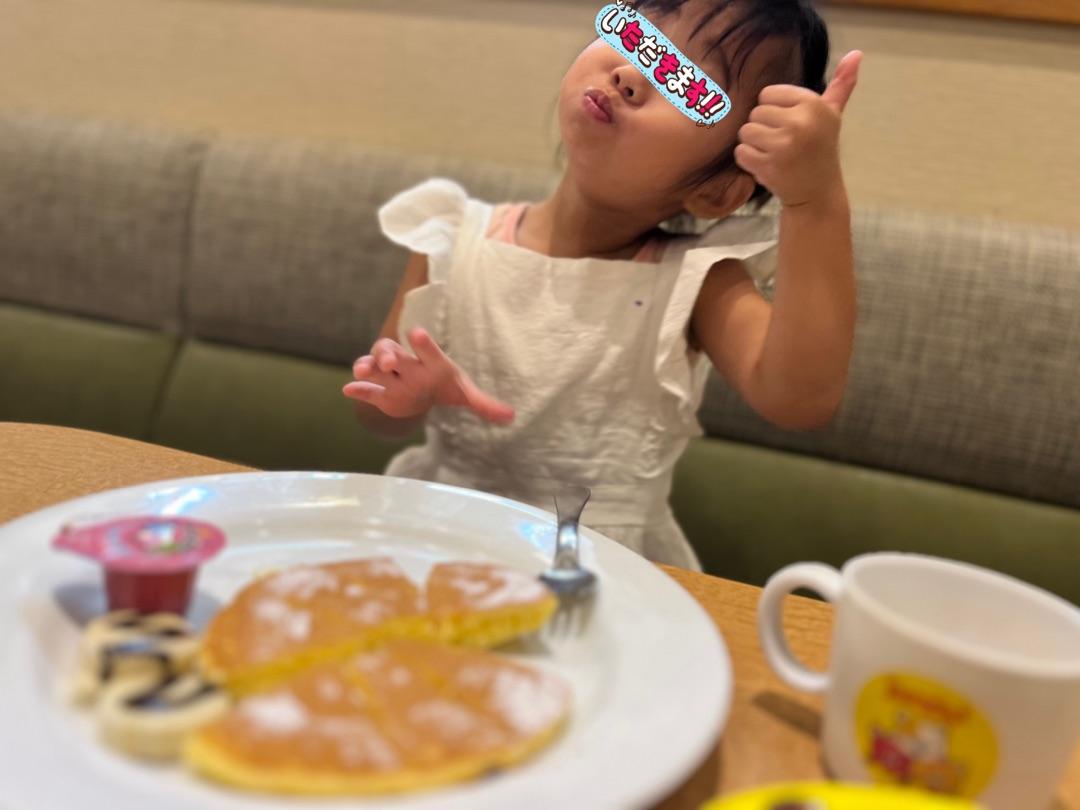 デニーズの夕食でパンケーキの娘の画像