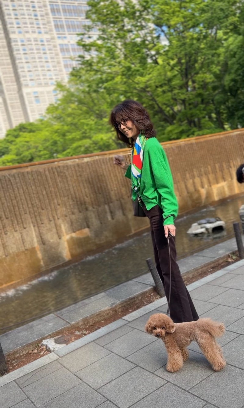 子供に混じって亀を観覧した母の画像