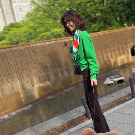 子供に混じって亀を観覧した母の画像