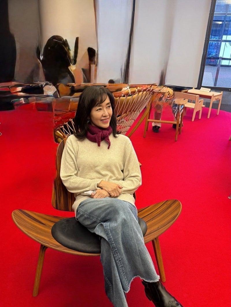 早見優 ウェグナーの椅子の展示会の画像
