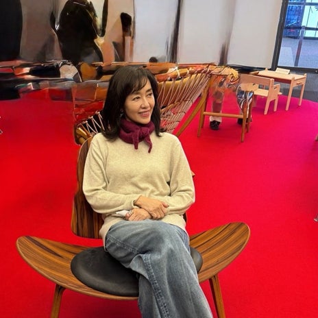 早見優 ウェグナーの椅子の展示会の画像