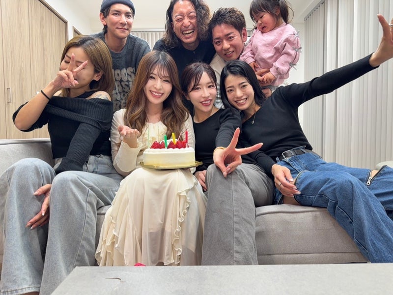 ヒデ 最高の仲間達と誕生日のお祝いの画像