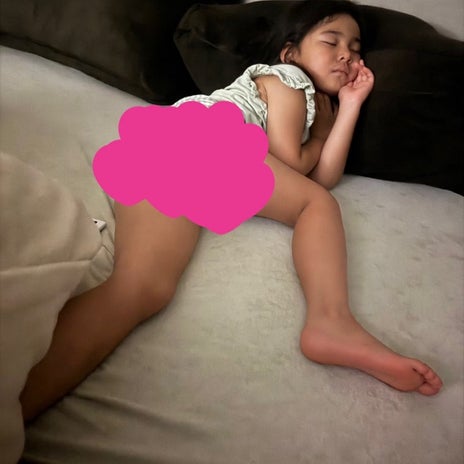 クロ 子供らしいダイナミック寝相の画像