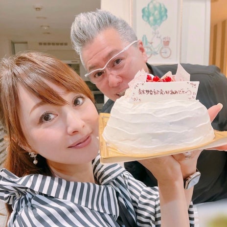 母・美奈代らの記念日にケーキの画像