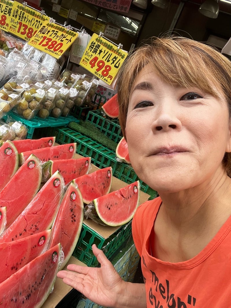 山田邦子 スーパーでスイカを購入の画像