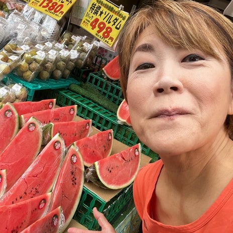 山田邦子 スーパーでスイカを購入の画像