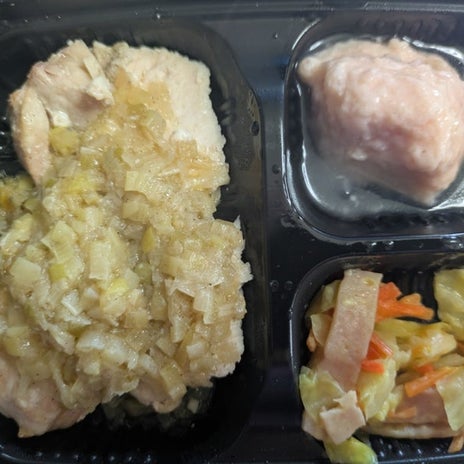 グリルとあるが茹でた肉の宅食の画像