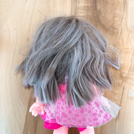 川田アナ 人形の髪とかした結果の画像