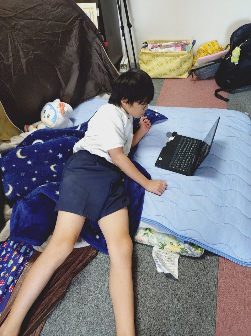 山田花子 横になりPCを操る姿の画像