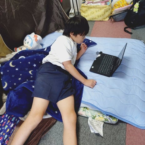 山田花子 横になりPCを操る姿の画像