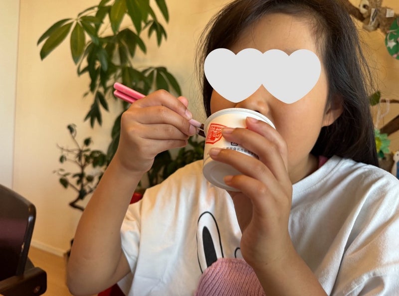 納豆をご飯にかけず直で食べる娘の画像