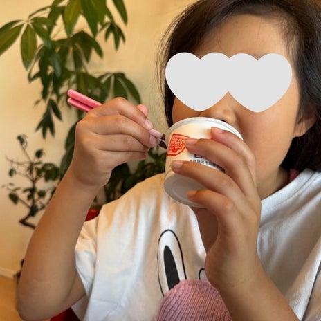 納豆をご飯にかけず直で食べる娘の画像