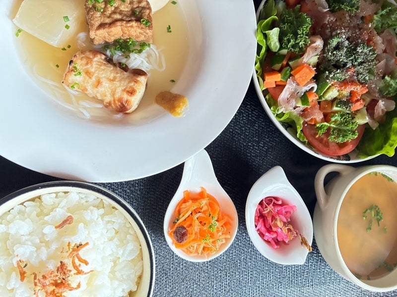 カップ飯を綺麗に盛り付けた朝食の画像