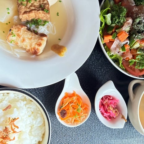 カップ飯を綺麗に盛り付けた朝食の画像