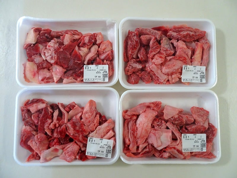 行列に並びたっぷり購入した牛肉の画像