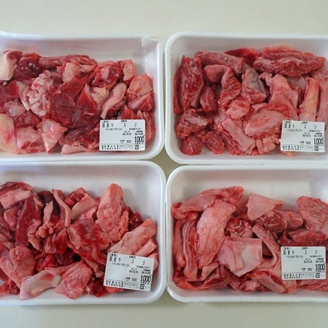 行列に並びたっぷり購入した牛肉の画像