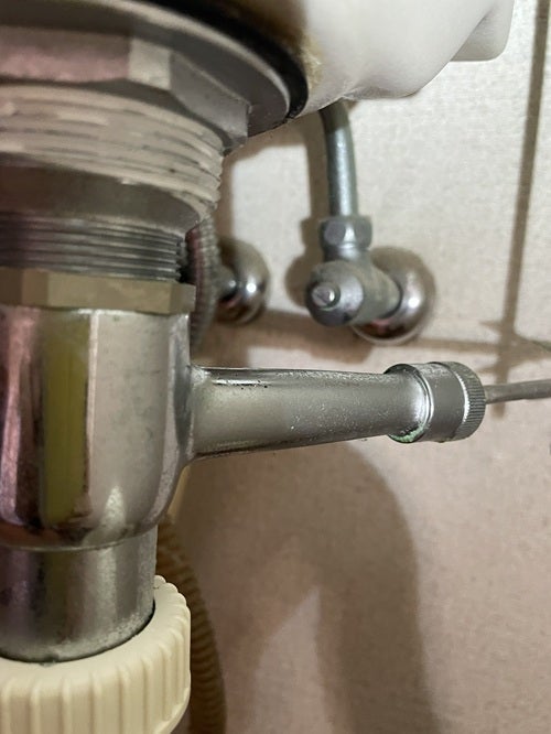 知人宅の深夜に起きた水漏れ原因の画像