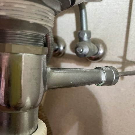 知人宅の深夜に起きた水漏れ原因の画像