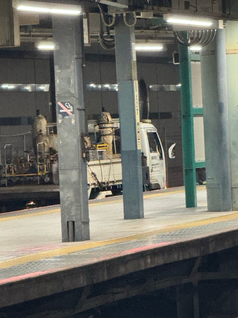 目の前の線路をいきなり走るトラックの画像