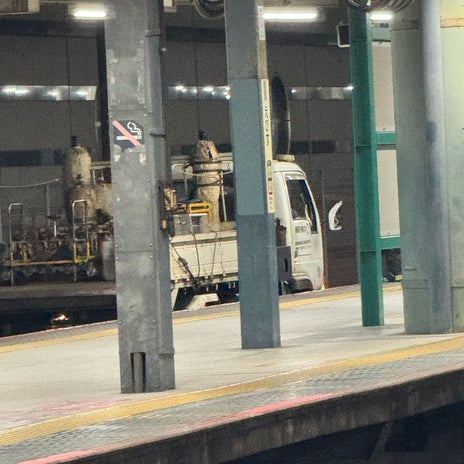 目の前の線路をいきなり走るトラックの画像