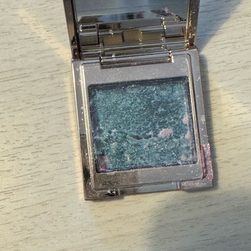 持ち出さないアイシャドウが空っぽの画像