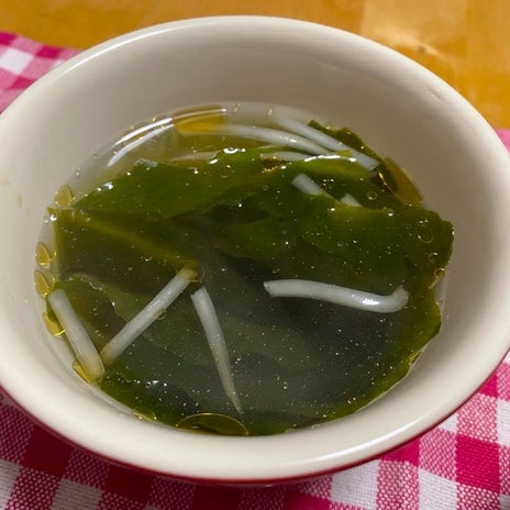 鍋も包丁も不要な簡単ワカメスープの画像
