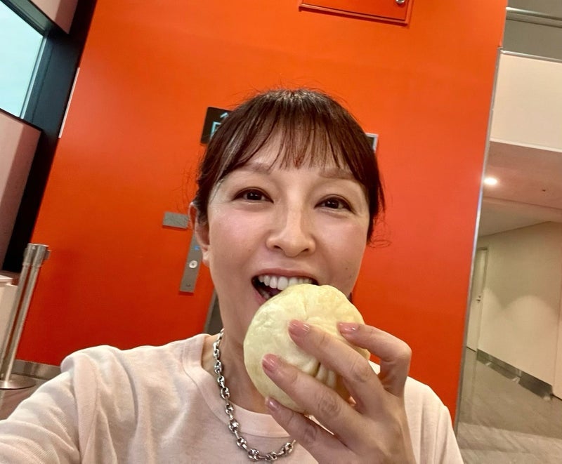 丸岡いずみ 我慢できず食べた豚まんの画像