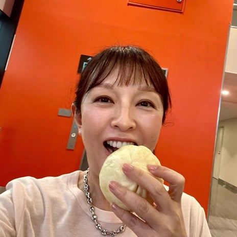 丸岡いずみ 我慢できず食べた豚まんの画像