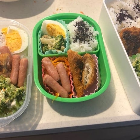 キッチンと一体化し足りない子供の弁当の画像