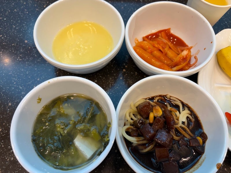 驚きのジャージャー麺があった無料朝食の画像