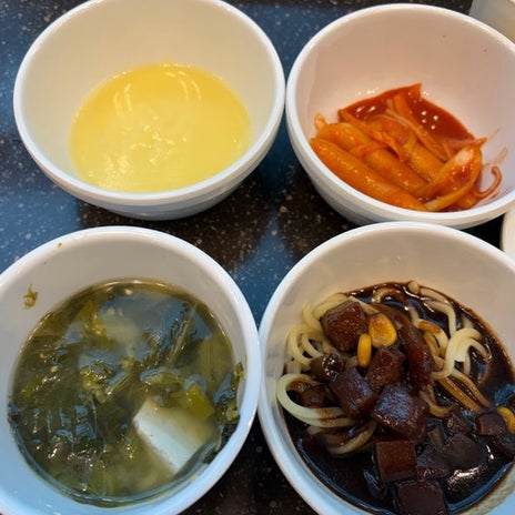 驚きのジャージャー麺があった無料朝食の画像