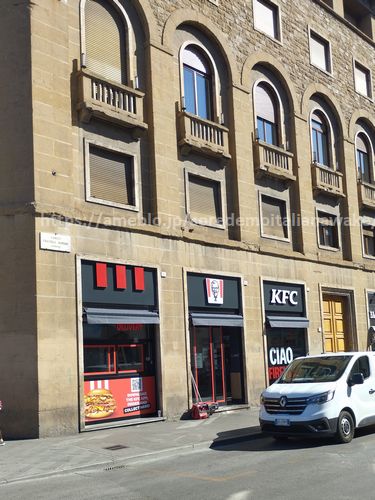 マックの隣にできたイタリアのケンタの画像
