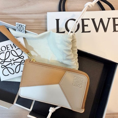 旦那に買ってもらったLOEWEの財布の画像