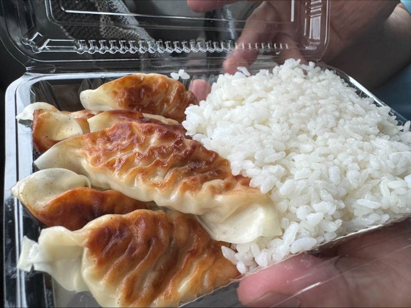 旅先で残ったおかずのお弁当の画像