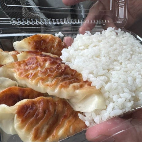 旅先で残ったおかずのお弁当の画像